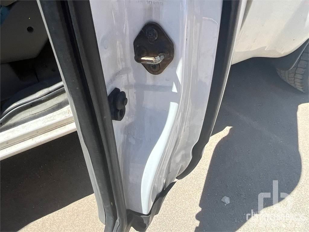 Nissan FRONTIER Flakbilar/Pickuper