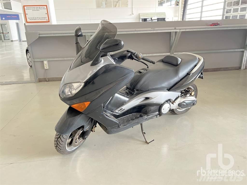 Yamaha TMAX Personbilar