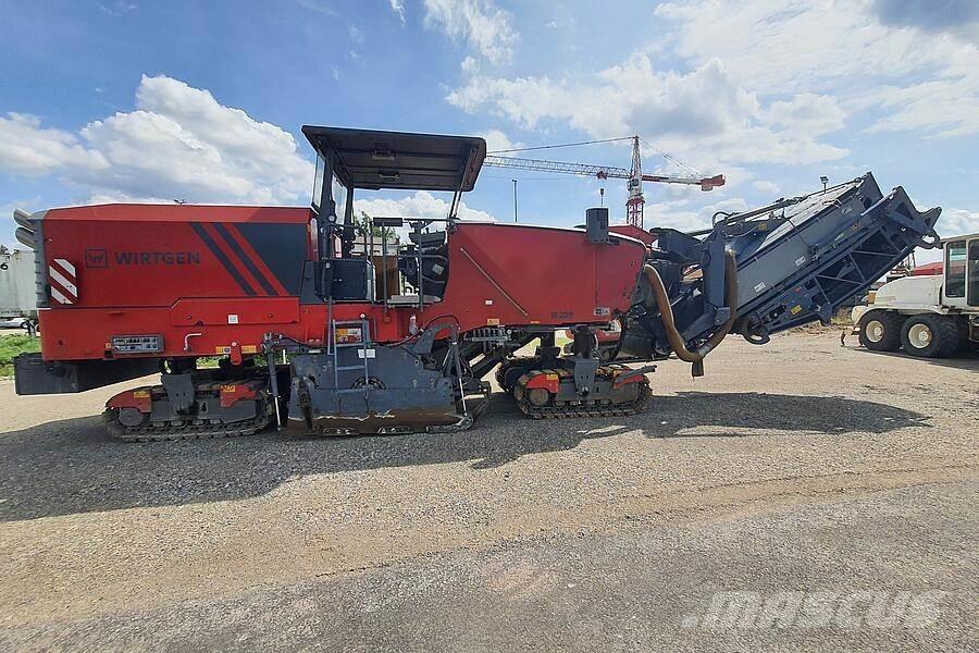 Wirtgen W 220 Asfaltskallfräsmaskiner