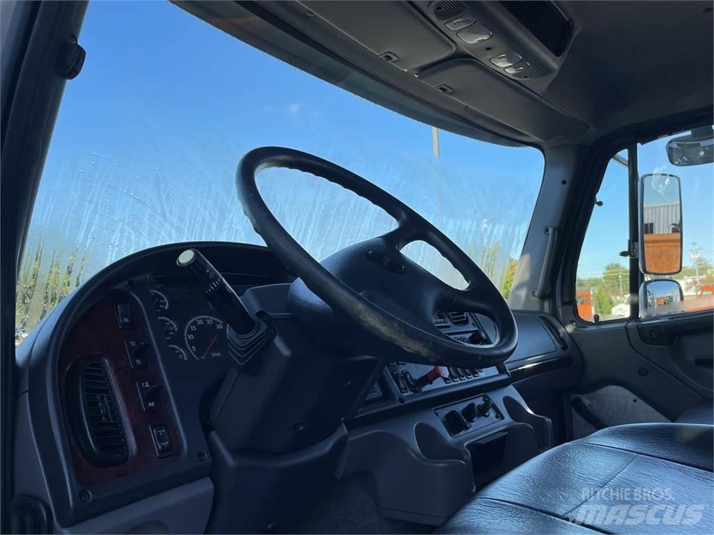 Freightliner 114SD Chassier