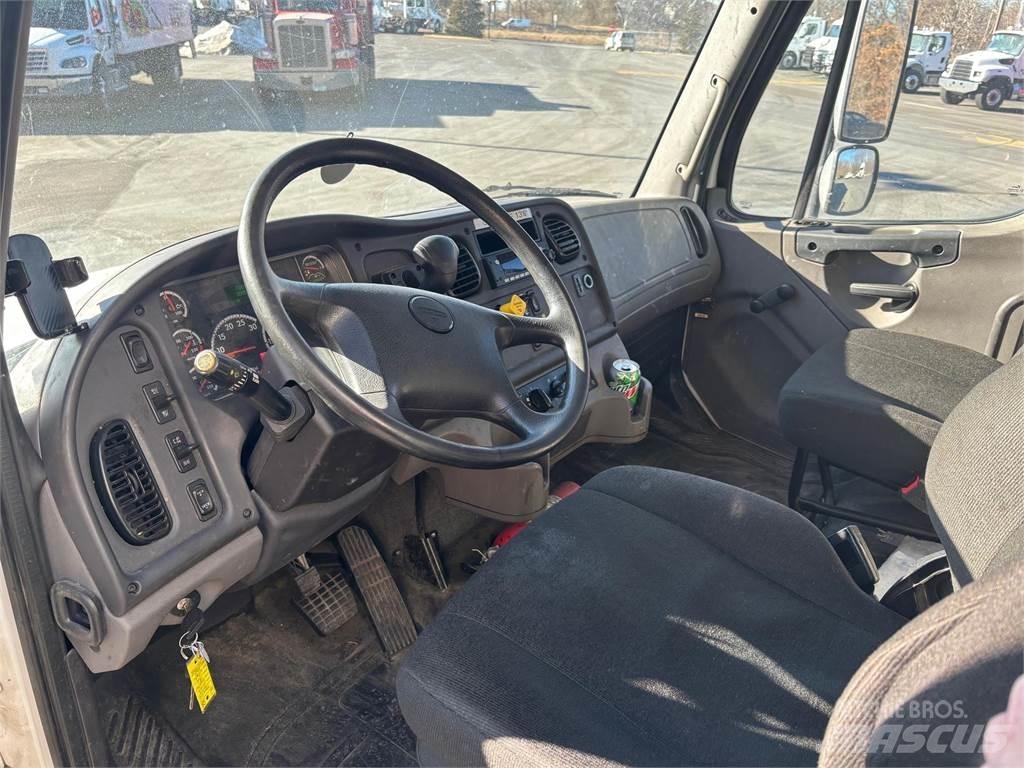 Freightliner M2 106 Skåpbilar