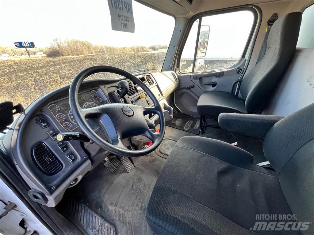 Freightliner M2 106 Skåpbilar