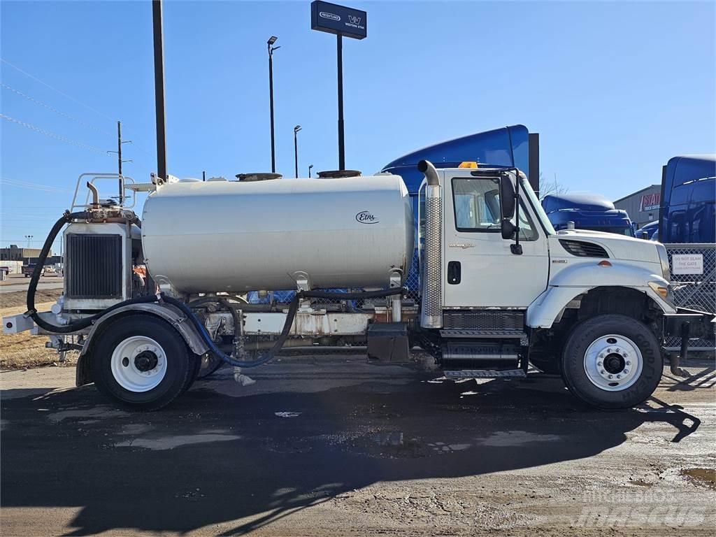 International 7000 Chassier