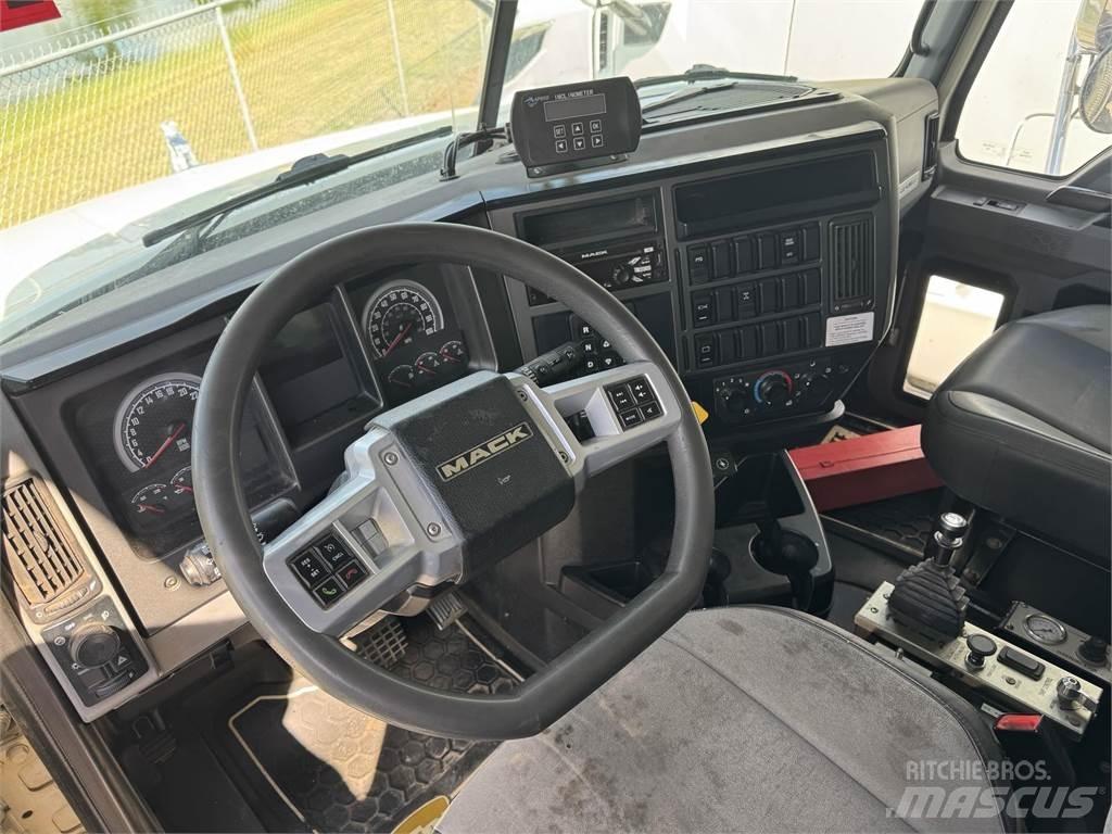 Mack GR64F Tippbilar