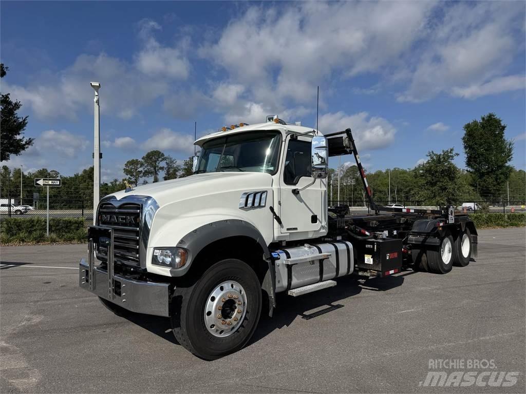 Mack GR64F Övriga bilar