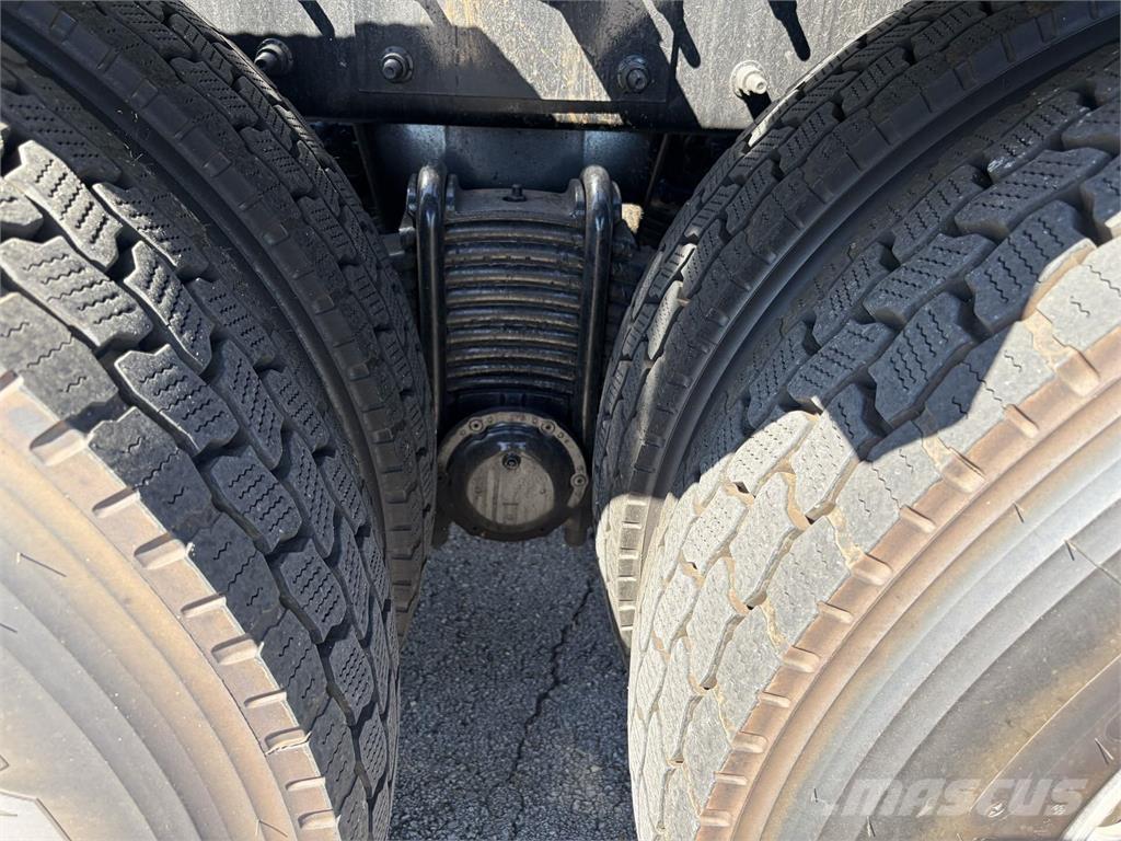 Mack GR64F Övriga bilar