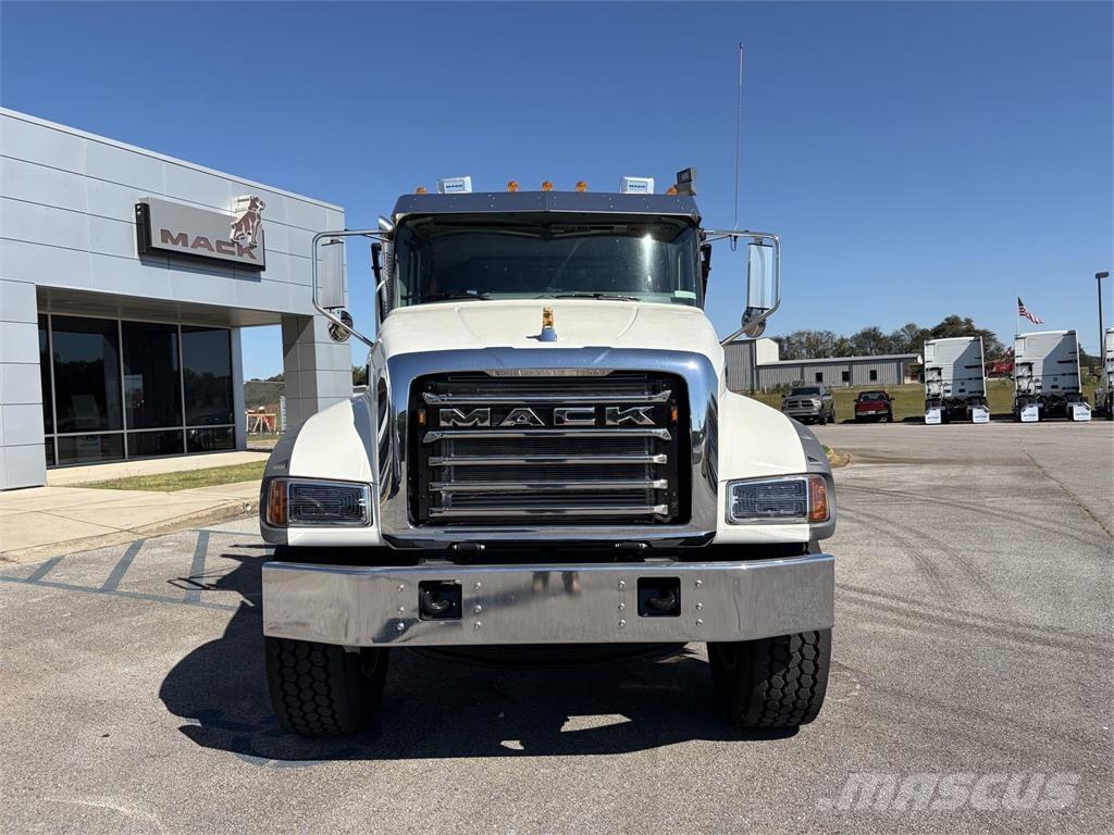 Mack GR64F Övriga bilar