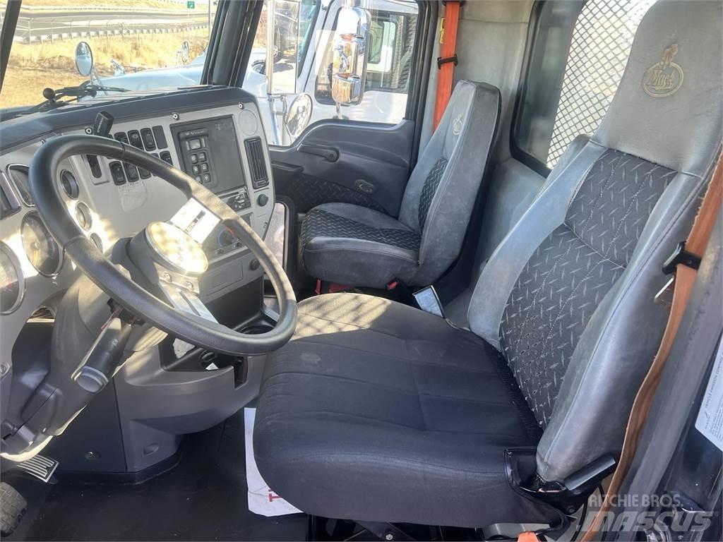 Mack GU813 Övriga bilar