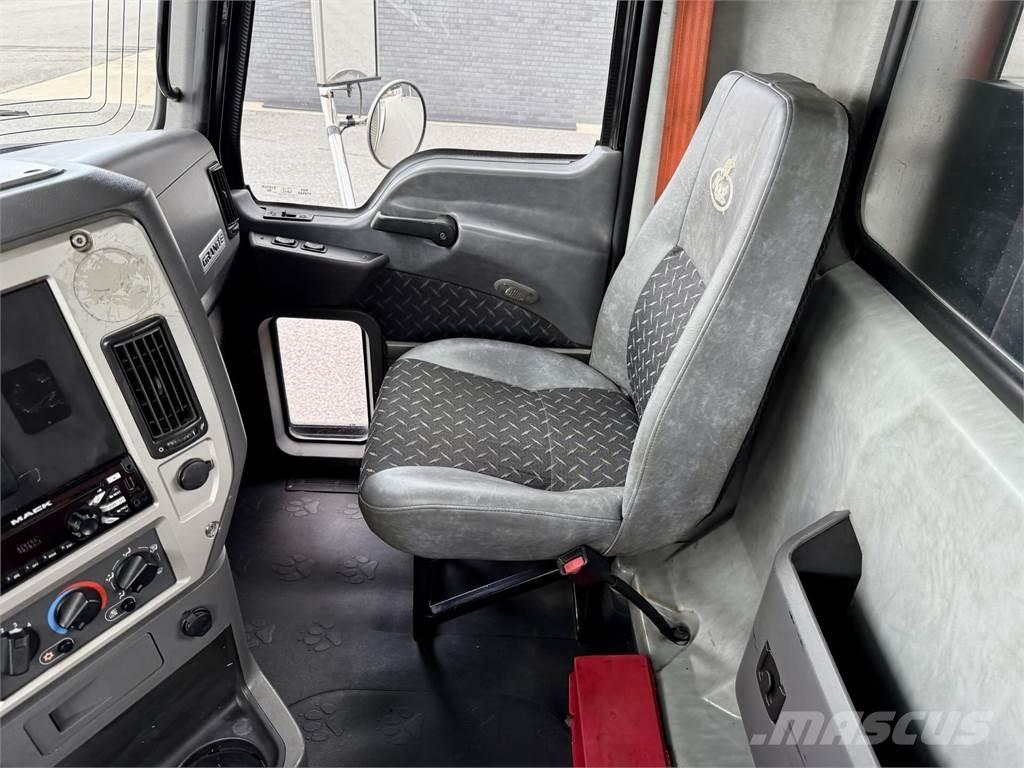 Mack GU813 Övriga bilar