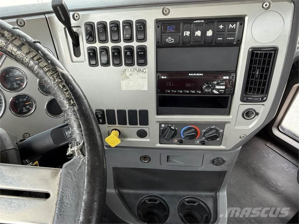 Mack GU813 Övriga bilar