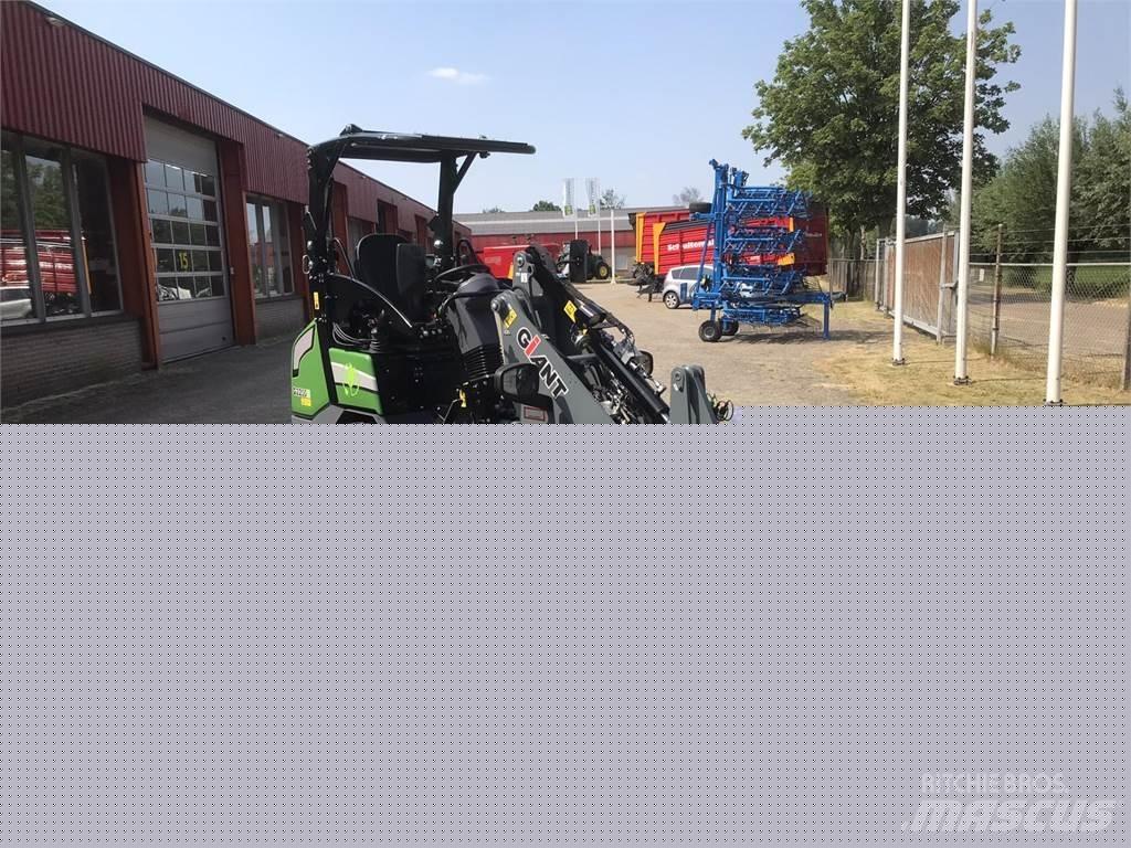 GiANT G2200E Frontlastare och grävare