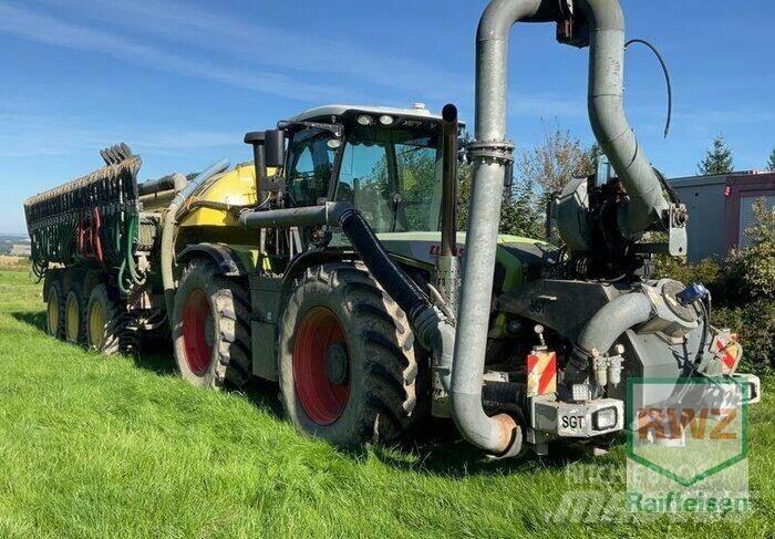 CLAAS XERION 3800 TRAC Fast- och kletgödselspridare
