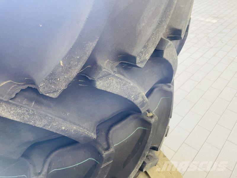  440/65R24 128D Däck, hjul och fälgar