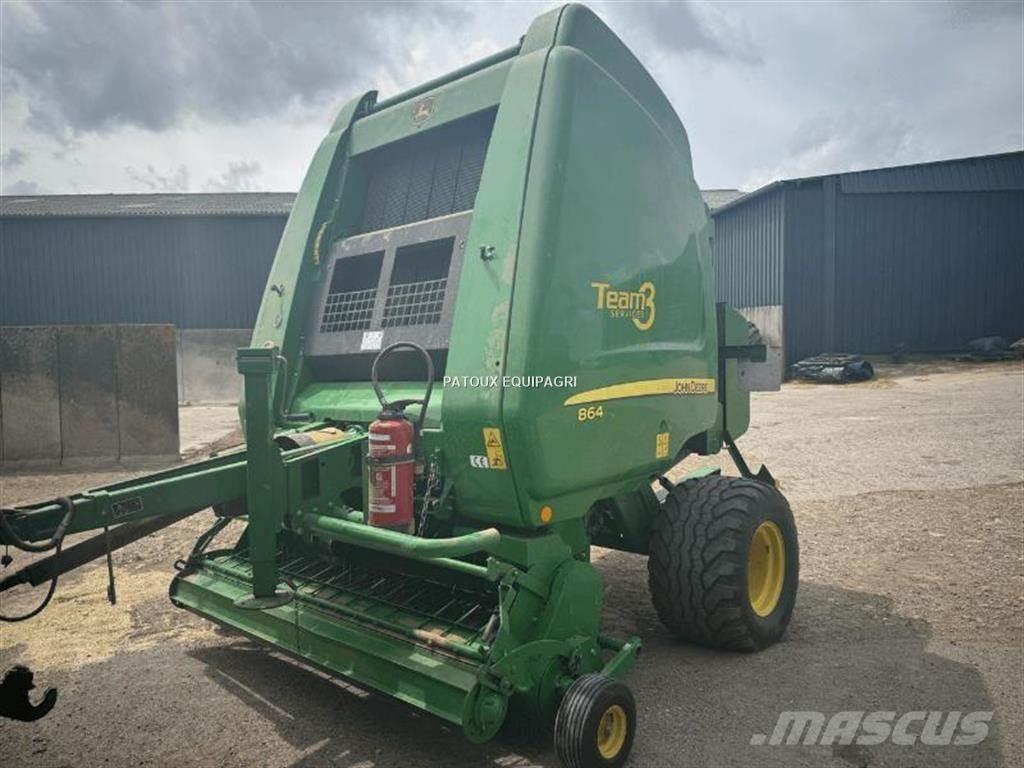 John Deere 864 Rundbalspressar