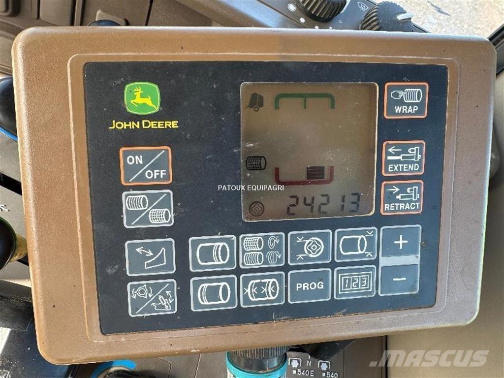 John Deere 864 Rundbalspressar