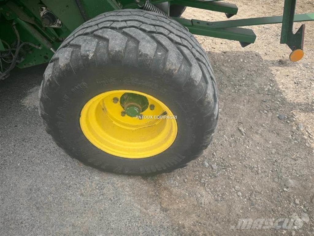 John Deere 864 Rundbalspressar