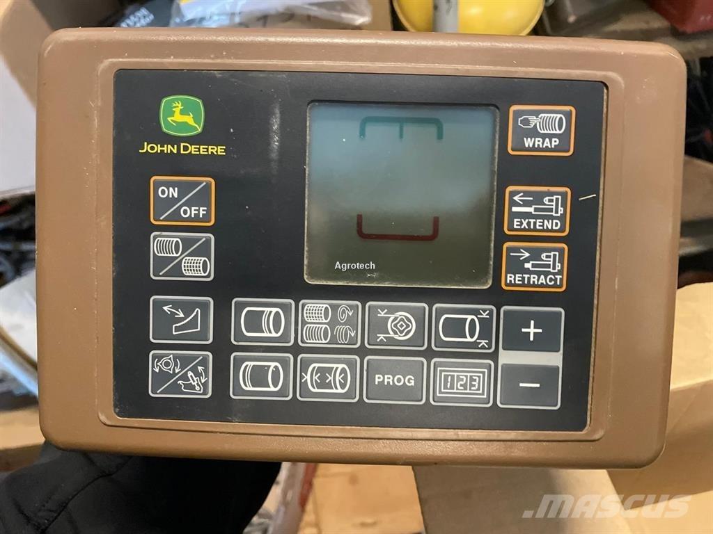 John Deere V451M Rundbalspressar