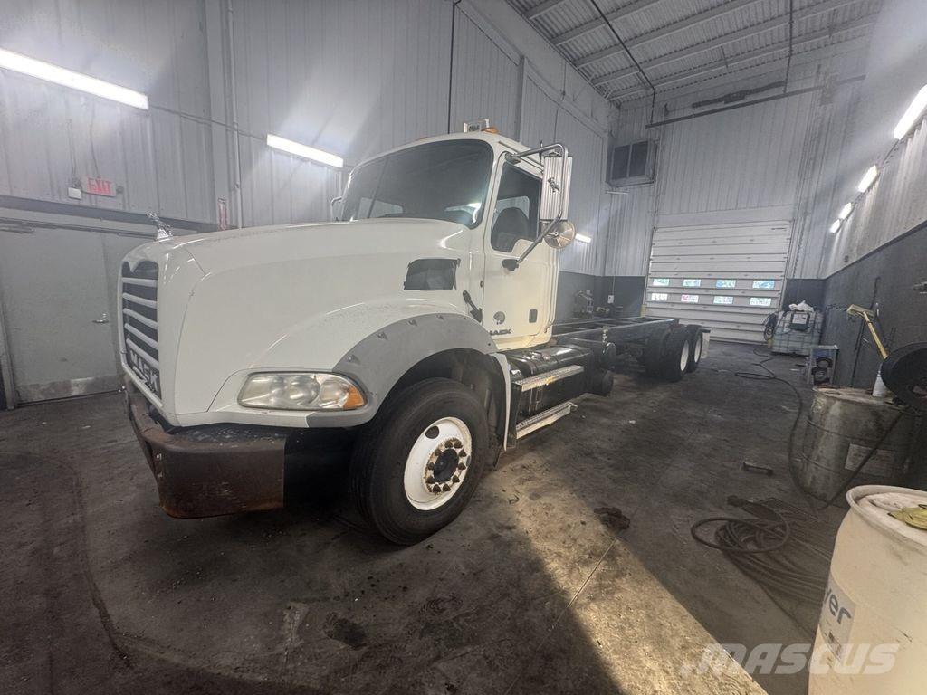 Mack GU813 Chassier