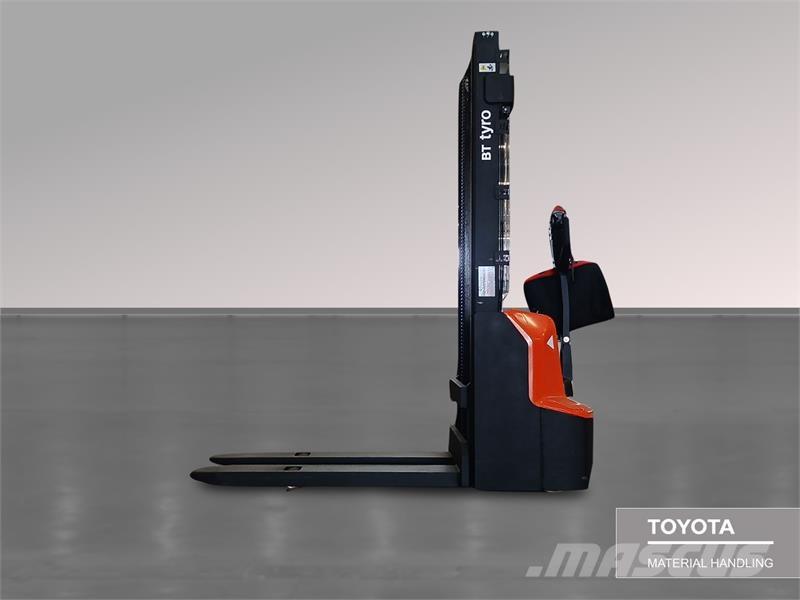 BT SHE100 Manuella pallstaplare