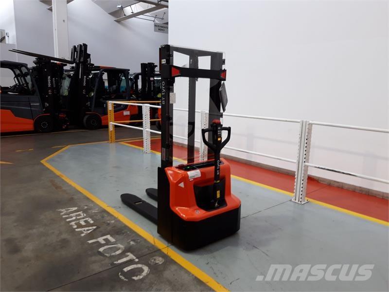 BT SHE100 Manuella pallstaplare