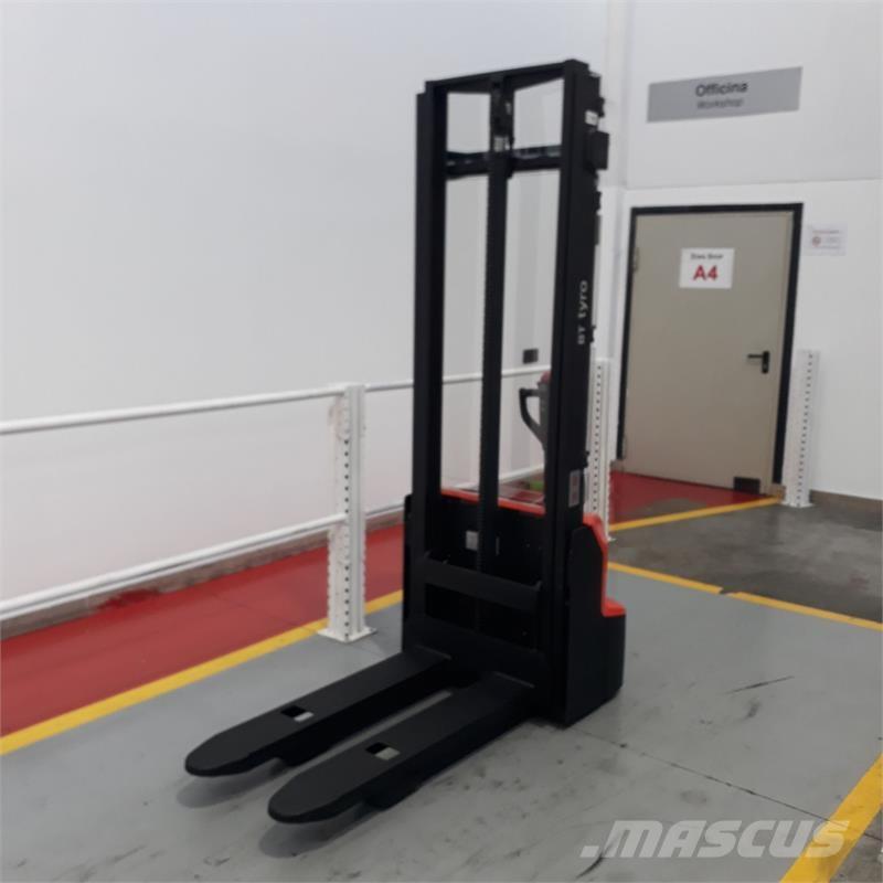 BT SHE100 Manuella pallstaplare