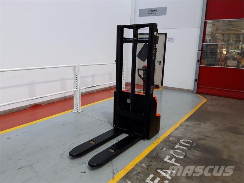 BT SHE100 Manuella pallstaplare