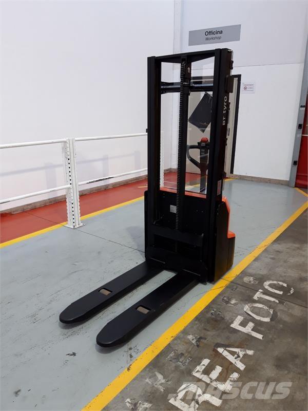 BT SHE100 Manuella pallstaplare