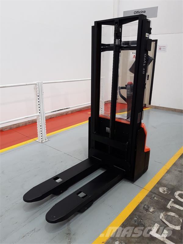 BT SHE100 Manuella pallstaplare