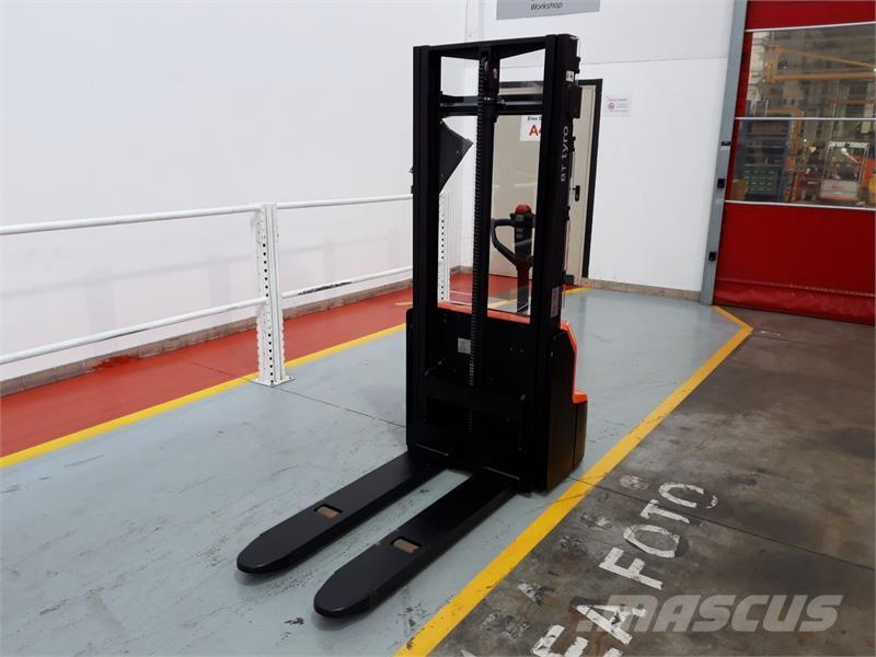 BT SHE100 Manuella pallstaplare