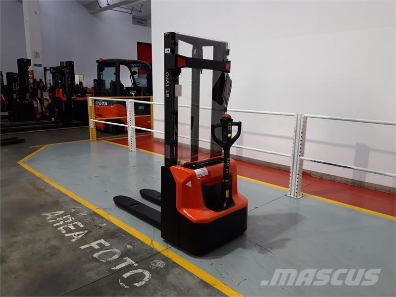 BT SHE100 Manuella pallstaplare