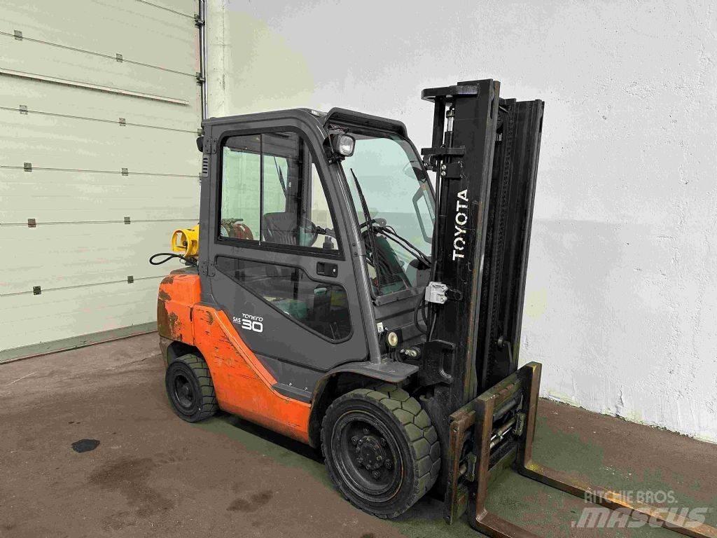 Toyota 02-8FGF30 Gasolmotviktstruckar