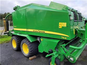 John Deere 744