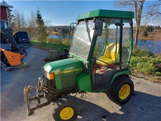 John Deere 455 med Redskap