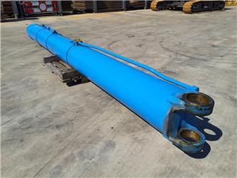 Grove GMK 6400 boom cylinder