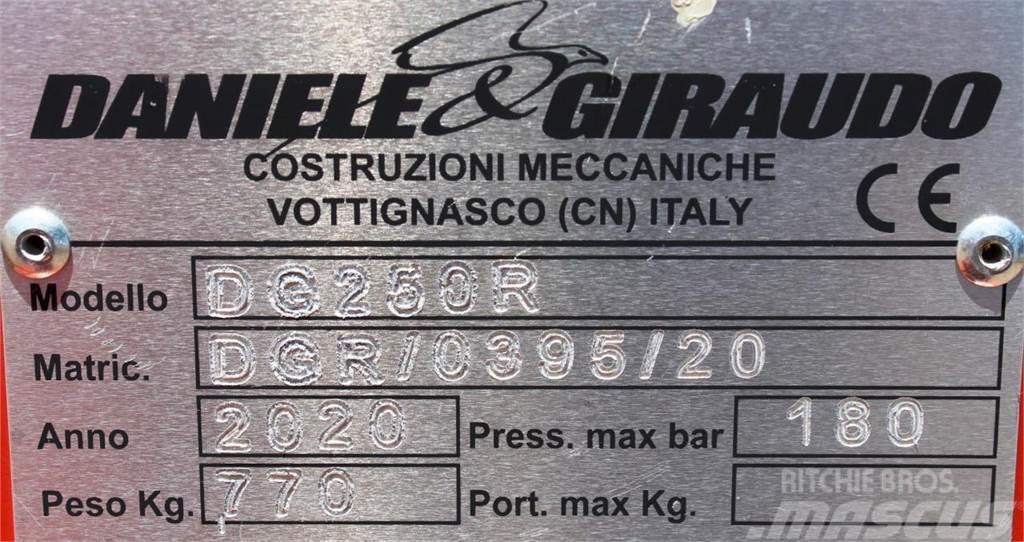  Heckbagger DG 250 R ( Daniele & Giraudo ) Lastarredskap