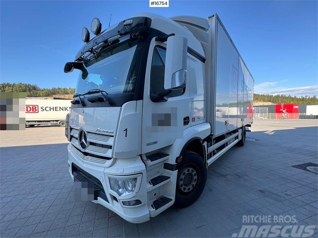 Mercedes-Benz Actros 1835 4x2 box truck w/ full side opening and Skåpbilar