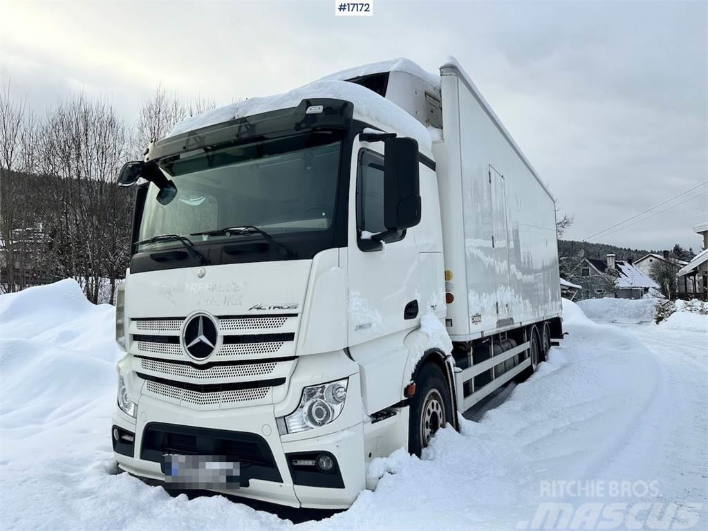 Mercedes-Benz Actros 2551 6x2 Box Truck w/ fridge/freezer unit. Skåpbilar