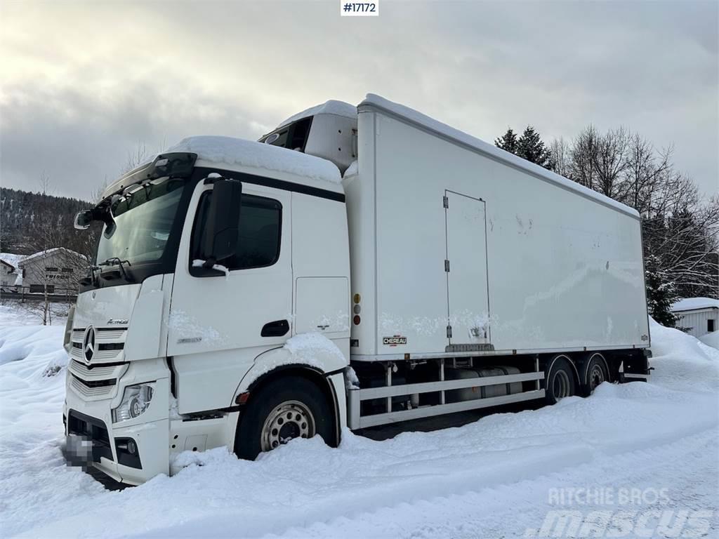 Mercedes-Benz Actros 2551 6x2 Box Truck w/ fridge/freezer unit. Skåpbilar