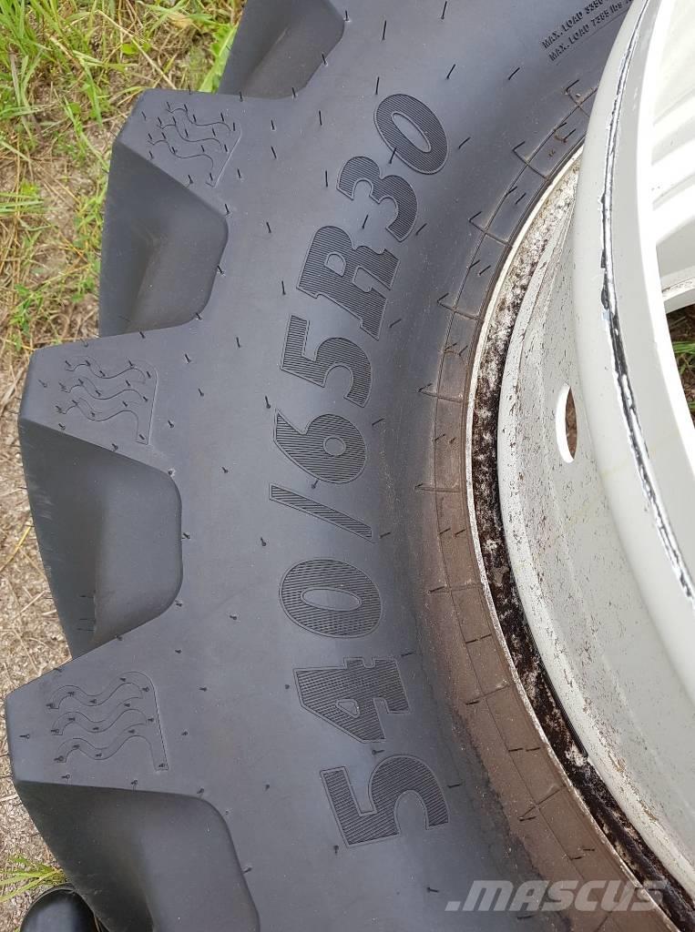 Stocks Dubbelmontage  8 spänn GW 540/65R30 BKT Dubbelmontage