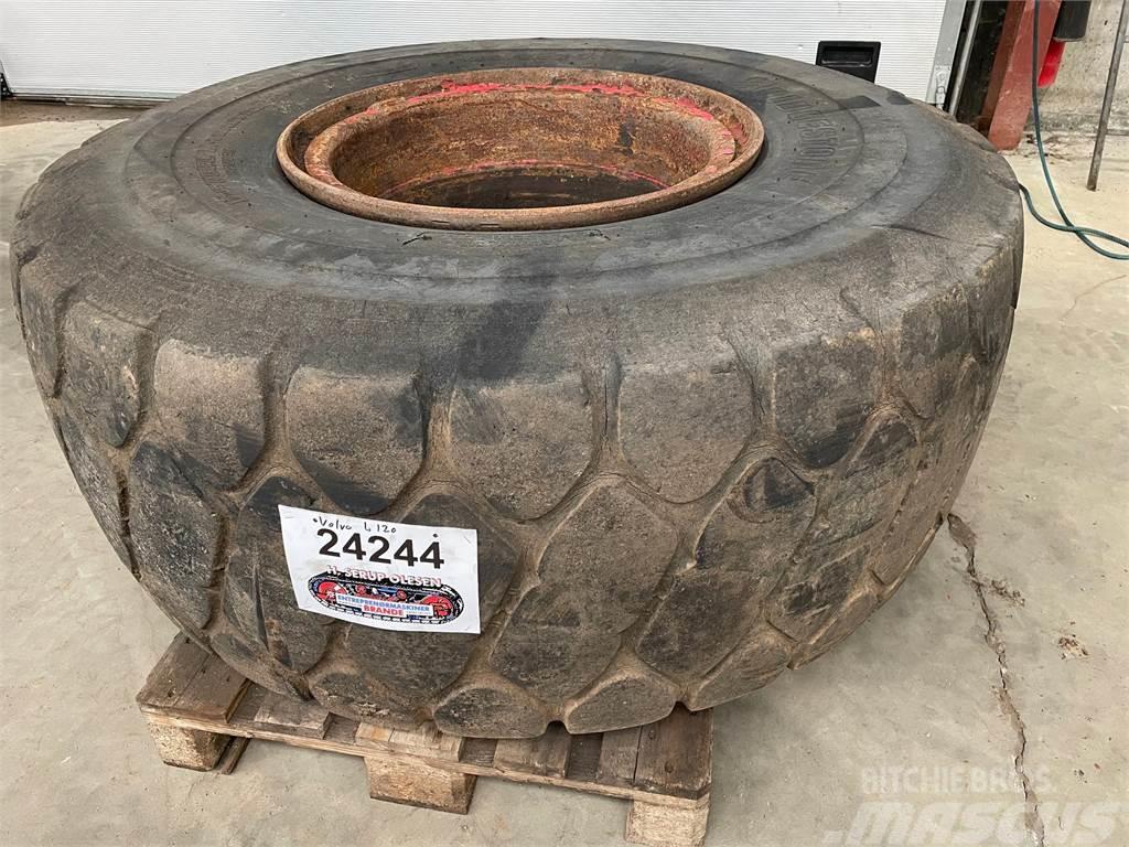  23.5xR25 Bridgestone dæk på fælg Däck, hjul och fälgar