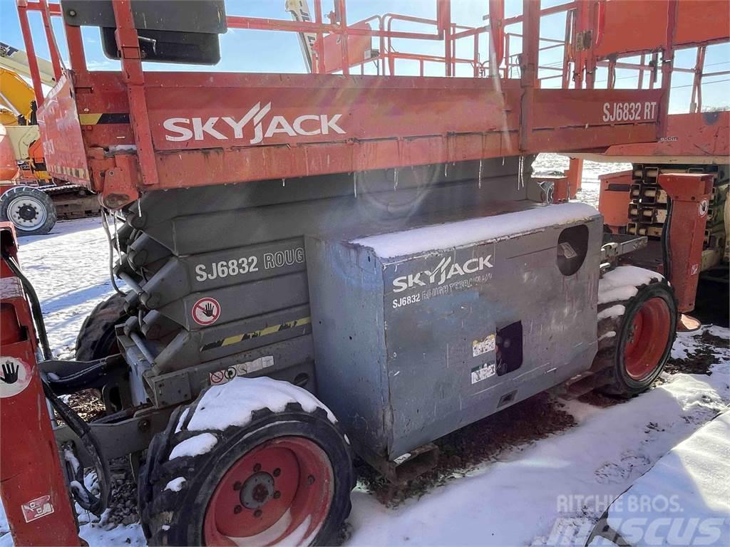 SkyJack SJ6832RT Saxliftar
