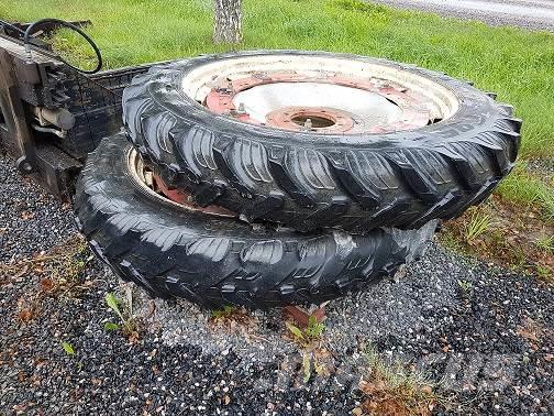  300/95-46 70/95-32 Däck, hjul och fälgar