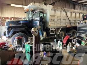 Mack RD688S Dump Truck Tippbilar