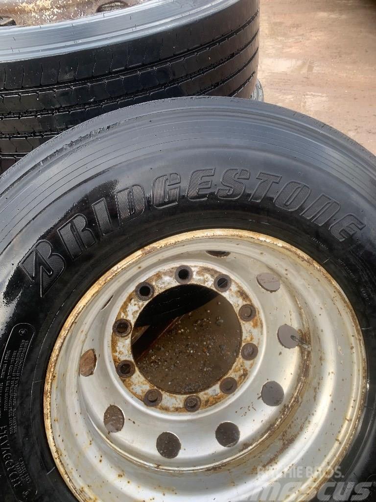 Bridgestone 295/80/22,5 Däck, hjul och fälgar