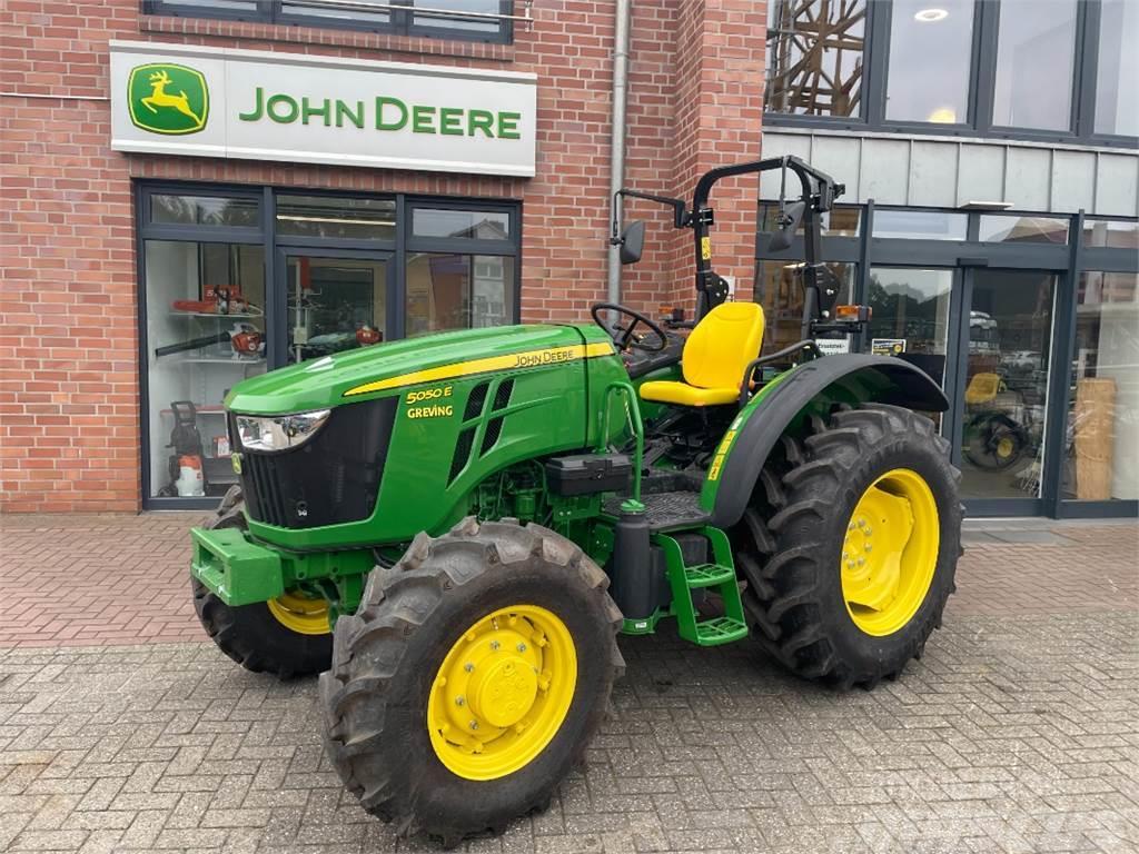 John Deere 5050E + Wagenanhängevorrichtung Traktorer
