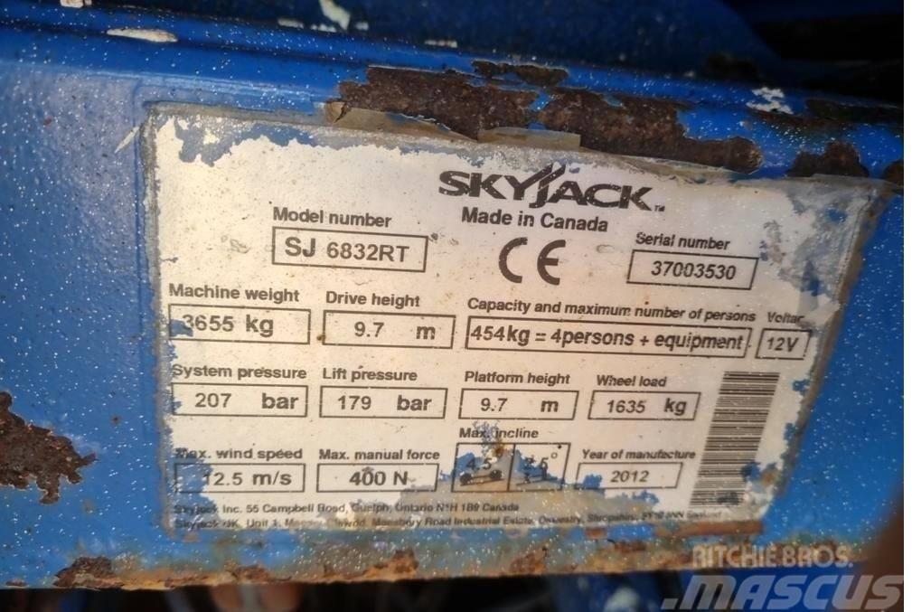 SkyJack SJ 6832 RT Saxliftar
