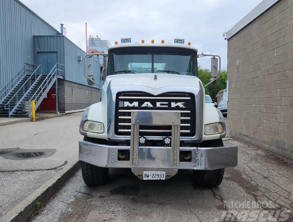 Mack Granite GU 813 Lastväxlare med kabellift