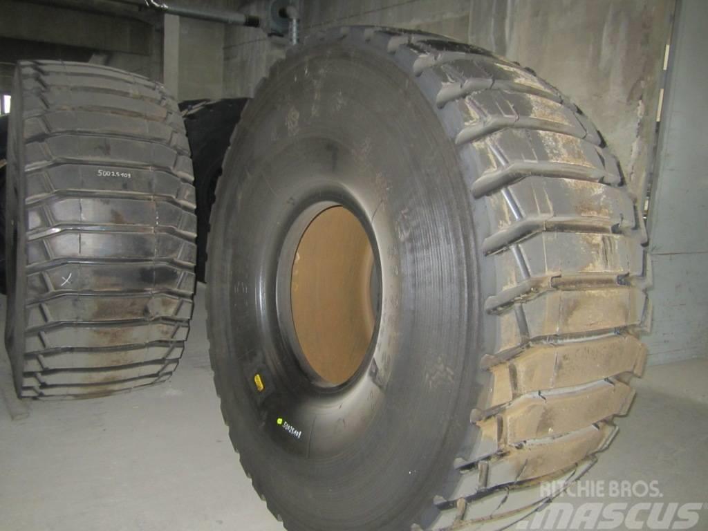 Michelin 2x runderneuert 33.25x29 Däck, hjul och fälgar
