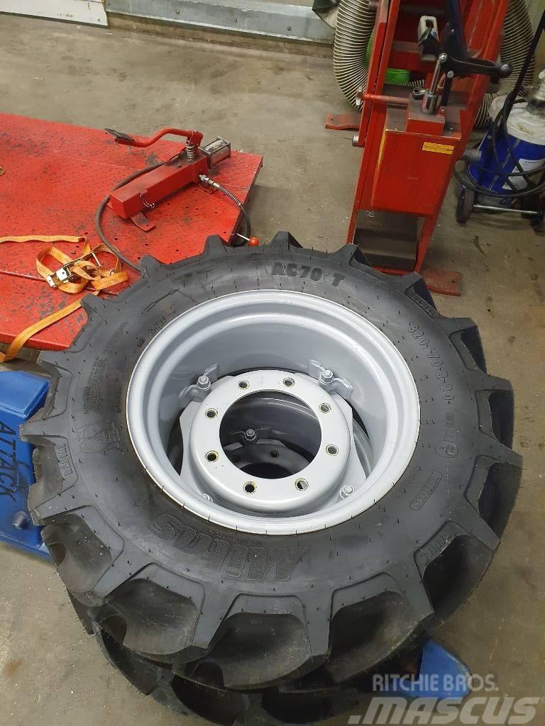 Mitas 2 st nya traktordäck 320/70 R20 Däck, hjul och fälgar