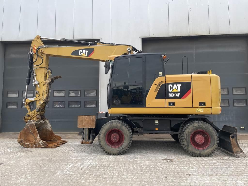 CAT M314F with Outriggers Hjulgrävare